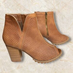 Seven7 Womens Ashbury Brown Block Heel Ankle Boots Faux Perforated Leather Sz 10